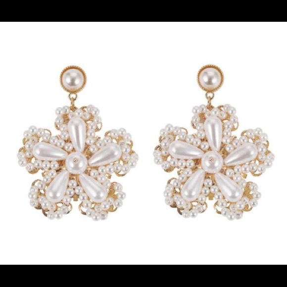 Zara Gold tone flower peal dangle earrings NEW - Picture 2 of 4